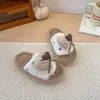 Outono/Inverno 2026 Novas Pantufas de Pelúcia Infantis Fofas de Desenho Animado com Bolinhas para Casa Confortáveis Macias Antiderrapantes Pantufas de Exterior