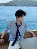 Ropa de verano para vacaciones en la isla para hombres: camisa de manga corta con textura a rayas azul neblina con corbata DK