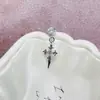 Brinco de pressão de osso da orelha com cruz e zircônia doce e fresco, parafuso de aço titânio médico com íris em cruz, brincos de cruz versáteis e estilosos