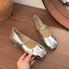 Zapatos planos bajos retro cuadrados plateados para mujer, nuevo modelo de primavera 2026, adecuados para combinar con faldas, zapatos Mary Jane franceses de suela blanda