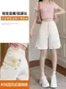 Shorts de mezclilla blancos bordados para mujer, estilo delgado de verano 2026, cuidadosamente seleccionados, corte holgado, para personas petite, pantalón de 5 puntos de longitud media estilo chino