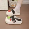 Zuecos antideslizantes de suela gruesa con dibujos animados lindos para mujer, calzado de verano para exteriores, nuevas sandalias versátiles que aumentan la altura y son cómodas, 2026