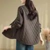 Fotos reales de la colección de invierno 2026: nuevo estilo, cuello de color bloqueado, chaqueta acolchada de algodón con patrón de diamantes artística y casual para mujer, corte holgado