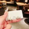 Pendientes de Aro de Nácar y Perla Inspirados en el Diseño, Versátiles y Elegantes, Simples y Compactos para Mujer