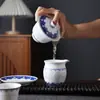 Jingdezhen Color Bajo Esmalte Pintado a Mano Azul y Blanco Exquisito Tazón con Tapa Kung Fu Juego de Té Auténtico Porcelana Blanca Alta Alta Temperatura Juego de Té Caja de Regalo