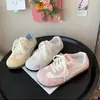 Zapatos blancos de diseño de nicho bordados dulces populares de otoño, zapatillas casuales versátiles planas y cómodas para mujer
