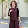 Conjunto retro otoñal chino para mujeres de mediana edad y mayores, elegante conjunto de tres piezas con chaleco abotonado de estilo nacional para madres, nuevo modelo 2026