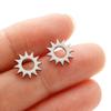 Pendientes mini de acero inoxidable para otoño e invierno, sencillos, a la moda, con diseño de sol pequeño y combinable, chapados en oro de 18 quilates.