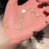 Versión Alta Pulsera de Trébol de Cuatro Hojas Explosivo Rosa con Incrustaciones de Diamantes Concha Blanca Microincrustada de Diamantes Completa Exquisita Pulsera de Lujo Ligero de Alta Gama para Mujer