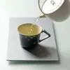 Copo de cerâmica pintado à mão para água com padrões florais brancos, apresentando uma estética Zen japonesa, adequado para uso doméstico ou de escritório, e projetado para infusão lenta