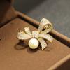 Broche de Lazo Elegante Estilo Fragante Nuevo Estilo Microincrustado Circonita Chapado en Oro Todo Fósforo Pin de Perla Natural Anti-luz para Mujer