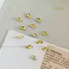 Pedras de strass para manicure douradas, modernas e deslumbrantes, apresentando designs de floco de neve, estrela de cinco pontas e cristal de vidro redondo com base pontiaguda, usadas como acessórios decorativos