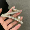 Pinza para el Cabello Simple con Perla y Letra para Mujer 2026 Nuevo Estilo Pinza de Garra Metálica para la Parte Trasera de la Cabeza con un Toque de Lujo Pinza de Tiburón Accesorio para el Cabello