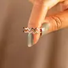 Anel de Onda Dupla Moda Leve de Luxo Transfronteiriço Coreano e Japonês para Mulheres com Diamantes, Moderno e Estiloso, Não Desbota, Anel Aberto de Onda que Aquece o Coração