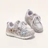 Nuevos estilos de otoño e invierno de zapatillas para niños: Zapatos casuales para niñas con estampado floral y cierre de velcro, zapatillas de entrenamiento alemanas retro de suela blanda para niños mayores