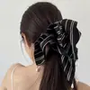 Pañuelo Cuadrado Rayado de Perlas Simple Estilo Coreano Pinza para Agarrar Cabello de Mujer Parte Trasera de la Cabeza Nuevo Pinza para el Cabello de Medio Estilo Alto Sentido Tocado Accesorios para el Cabello