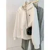 Sudadera gris con capucha para mujer, nuevo estilo otoño/invierno 2026, forrada de felpa, corte holgado, efecto adelgazante, muy elegante, perfecta para figuras petite.