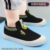 2026 Sapatos Infantis Primavera Novo Estilo Malha Respirável Fly-Knit para Meninos e Meninas Sapatos Casuais de Solado Macio Sapatos Esportivos Infantis