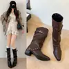 Botas de Plataforma Plisadas Estilo Callejero para Chicas Atrevidas 2026 Otoño/Invierno Nuevo Diseño de Moda Botas con Punta Puntiaguda y Hebilla en el Tobillo