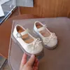 Sapatos de couro da moda e fofos para meninas, novo estilo primavera e outono 2026, sapatos infantis de corte baixo inspirados em Chanel, sapatos de princesa e vovó para crianças, estilosos