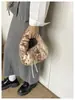 Bolso de mano de felpa de alta gama para mujer, nuevo y moderno 2026, versátil, con textura peluda, bolsa tote para el día a día