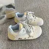 Zapatos blancos pequeños de pompón de entrenamiento alemán color plata brillante para mujer, estilo nuevo de primavera 2026, ins, versátiles para estudiantes, de caña baja, para dedo gordo del pie, zapatillas de skate de moda