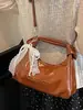 Bolsa de Mão de Couro Encerado a Óleo de Moda Coreana Feminina 2025 Nova Nicho Commuter Moda Elegante de Alto Valor Bolsa Transversal