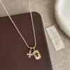 Colar Cruz com Duas Placas Brilhantes de Diamante Dourado para Mulheres, Luxo Leve, Alto Padrão, Personalizado, Corrente de Pescoço da Moda e Tendência, Corrente de Clavícula