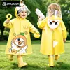 Capa de chuva infantil estilo novo, projetada para alunos de jardim de infância e ensino fundamental, adequada para meninos e meninas, portátil e proporcionando proteção de corpo inteiro contra chuva forte.