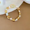 Pulsera de Perlas de Agua Dulce con Broche en Forma de T de Abeja Microincrustada de Circonita Estilo Francés, Pulsera de Lujo Ligero de Gama Alta, Accesorio de Mano Moderno y Elegante
