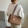 Bolsa de ombro retrô, minimalista e casual estilo coreano para mulheres, nova coleção 2026, apresentando uma textura única, grande capacidade e um design moderno adequado para o dia a dia.