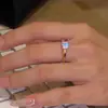 Libro de Caperucita Roja con Anillo de Diamantes Cuadrados Pequeños Flash 2024 Nuevo Pulsera de Lujo Ligero Diseño de Moda Anillo Abierto