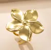 Anillo de acero inoxidable estilo europeo y americano para mujer, personalidad de alta calidad, joyería de acero de titanio, soldadura por presión de aceite, flor de marca, anillo abierto, fábrica de venta al por mayor