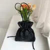 Bolso de Hombro Plegado con Cordón de Piel Suave Modelo 2026 para Mujer, Bolso Cubo de Gran Capacidad Estilo de Nicho de Gama Alta para el Viaje Diario