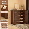 Armario de entrada, colocado directamente frente a la puerta, sirve como zapatero, armario divisorio y armario de almacenamiento integrado para la sala de estar, ofreciendo gran capacidad y múltiples niveles.