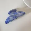 2026 Principios de Primavera Nuevo Pinza de Tiburón de Acrílico a Cuadros Azules Pinza para el Cabello Simple Versátil para Recogidos en la Parte Posterior de la Cabeza
