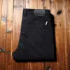 Estación europea hombres lujo ligero otoño e invierno grueso cliente suministrado personalizado tejido importado color primario mezclilla microelástico PU lavado corte ajustado jeans