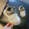 Zapatos deportivos para niños con parte superior de cuero, modelos populares de primavera y otoño, zapatos para bebés para niños y niñas, zapatillas casuales antideslizantes para correr para niños, disponibles para venta al por mayor