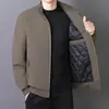 2026 Nuevo Estilo Nuevo Artículo Caliente Ropa para Papá de Mediana Edad y Adultos Mayores Chaqueta de Algodón Temporada de Otoño e Invierno Talla Grande Más Terciopelo Transfronterizo Negocio Administrativo