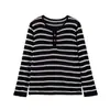 Comercio exterior transfronterizo de Amazon 2026 artículo de venta caliente para mujer, top de punto de manga larga con rayas blancas y negras, cuello henley, holgado, con diseño calado