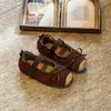 Sapatos femininos de couro retrô estilo francês, nova coleção primavera/outono 2026, com laço, bico fino, sola reta, palmilha macia e design versátil, semelhantes às sandálias Birkenstock