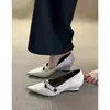 Versión de cuero suave~Zapatos de tacón de cuña retro de cuero suave con punta de camelia, poco profundos, de una sola pieza para mujer, versátiles para ir al trabajo, zapatos Mary Jane de tacón alto