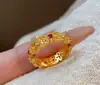 Anillo de Cubo de Azúcar Chapado en Oro con Incrustaciones de Diamantes Estilo Mismo 2026 Tienda Dorada para Mujer, Anillo para Dedo Índice Estilo Francés de Alta Gama de Lujo Ligero, Regalo para Novia