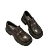 Sapatos de Couro Femininos Estilo Britânico 2026 Nova Chegada de Outono Salto Bloco Sapatos de Salto Único Aumentador de Altura Solado Grosso Mocassins Pretos Slip-on