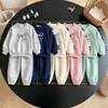 Conjunto Elegante para Niña para Otoño e Invierno 2026 Nuevo Conjunto de Dos Piezas para Bebé: Sudadera de Manga Larga con Lazo y Pantalones Casuales a Rayas