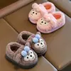 Chinelos de algodão infantis para meninas, sapatos de algodão com ursinho de desenho animado fofo para meninos, sapatos peludos quentes de pelúcia para uso externo no inverno