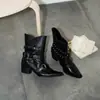 Primeiro Encontro Temporada Punk Europeu e Americano Fivela com Rebites Botas de Cavaleiro Femininas Pretas Salto Grosso Bico Fino Emagrecedoras Botas de Motocicleta Hot Girl