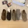 Chinelos femininos, coleção outono/inverno 2026, design totalmente fechado, com salto oculto para altura adicional, estilo slip-on, confortáveis e fáceis de usar
