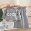 Conjunto de Menina Primavera e Outono 2026 Moletom Novo Estiloso com Letras Manga Longa Conjunto de Duas Peças Roupas de Bebê da Moda Atacado