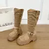 Fivela de cinto botas de motocicleta para mulheres, nova coleção outono/inverno 2026, sola grossa, emagrecedor, aumenta a altura, botas de montaria de camurça de cano alto